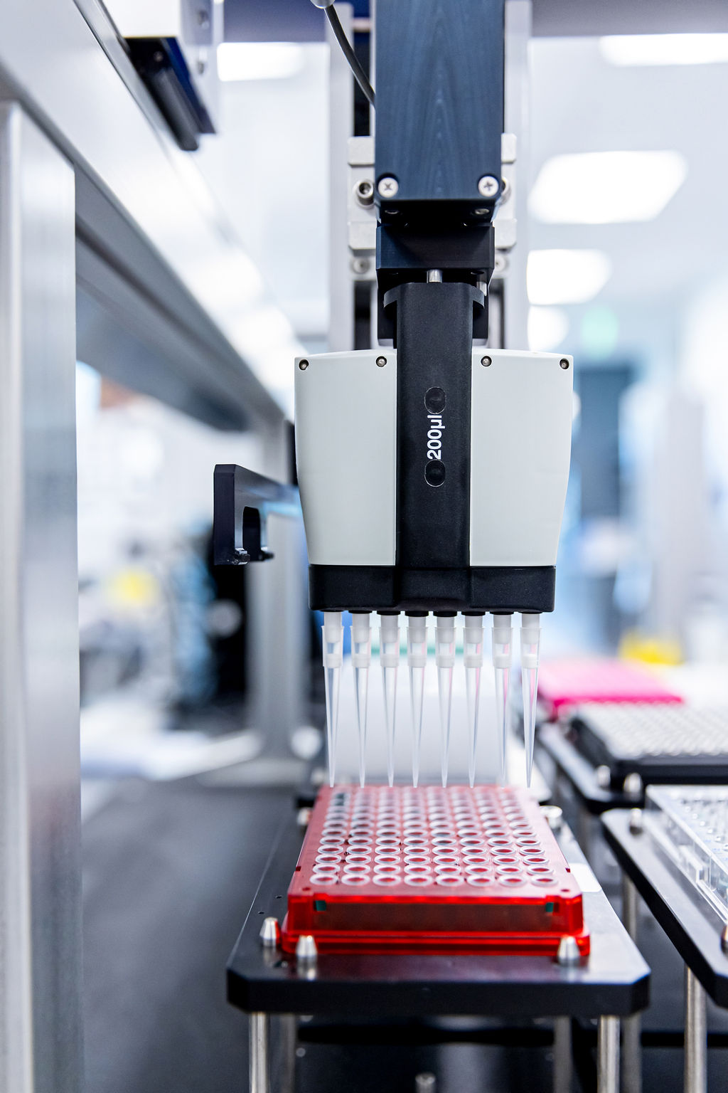 Automated pipetting system processing samples in the lab
